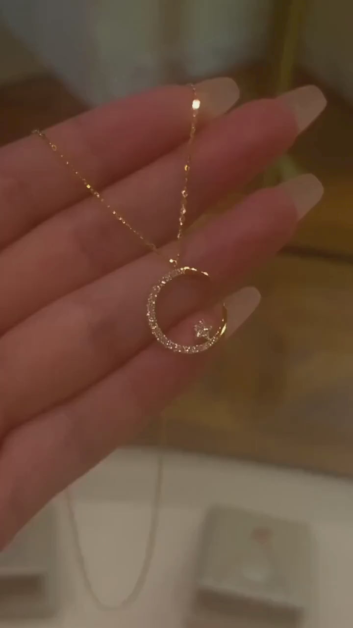 Hylena – Lśniący naszyjnik z księżycem i gwiazdą