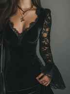 Orinthia – Aksamitna mini sukienka z koronką